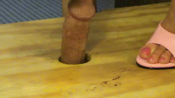 Mama erfreut den phallus beim masturbieren reife damen sexfilme im Schlafzimmer