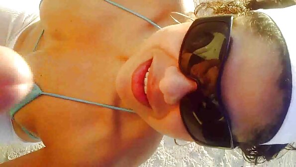 Nach dem Gespräch küsste die Bademantelmutter sie vagosex reife frauen auf die Wange und fickte ihre rasierte Vagina in einem POV-Video