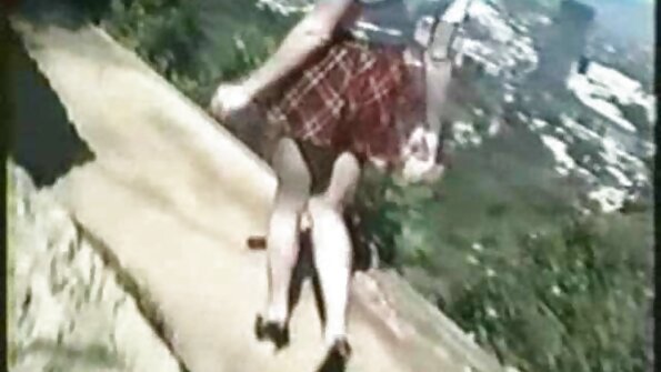 Vollbusige Reife sex filme mit reifen frauen mit Nippelpiercing macht mit einem unerfahrenen Mann rum